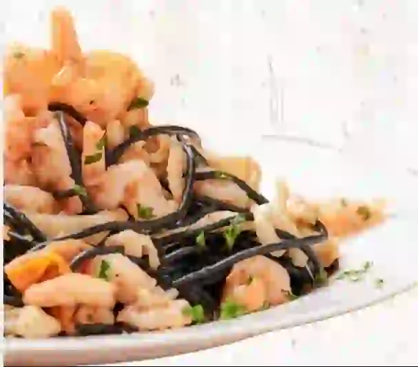 Spaghetti al nero de tinta de calamar con frutos del mar