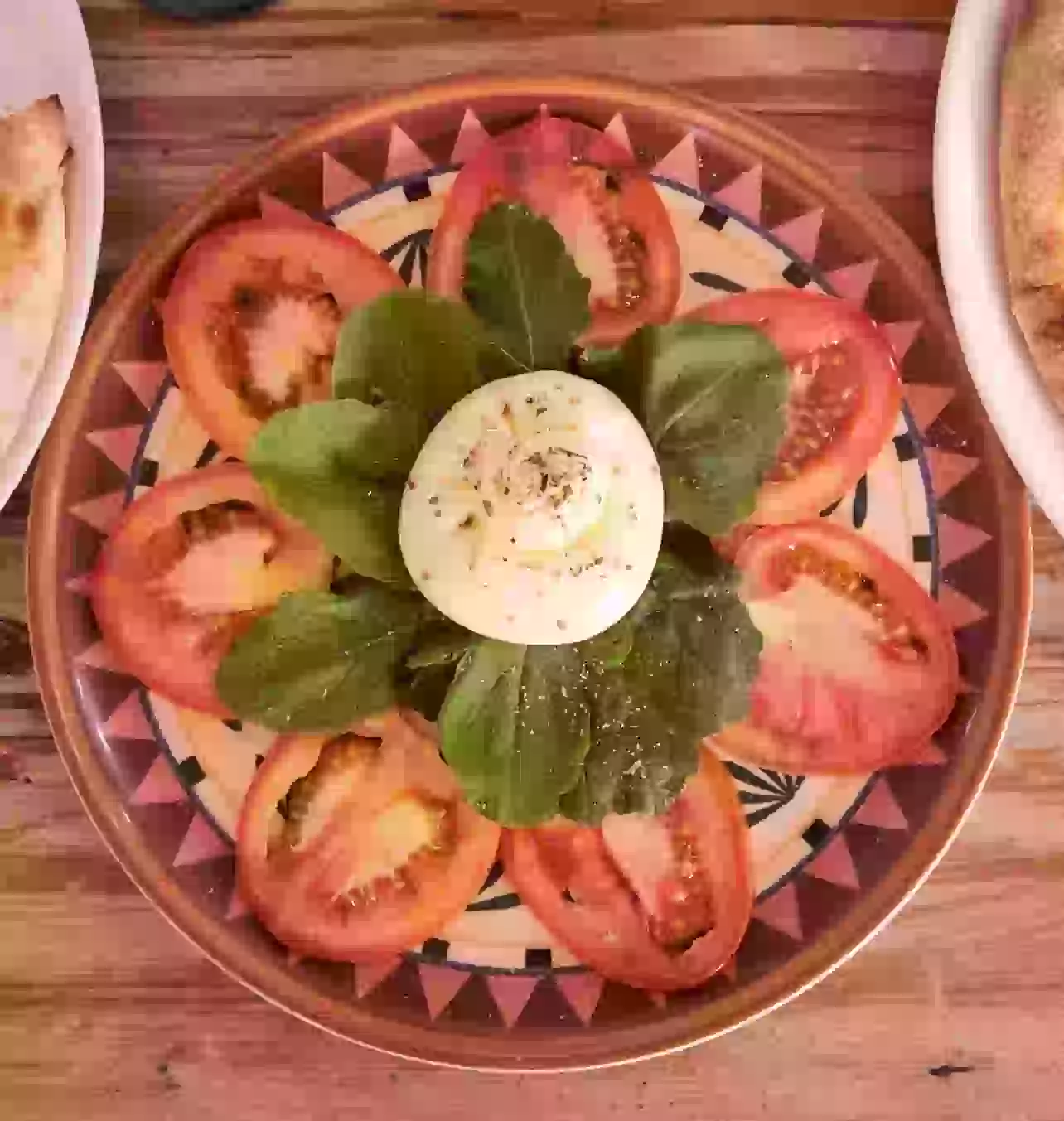 Burrata caprese con tomate y aceite de oliva en Laureles, Medellín