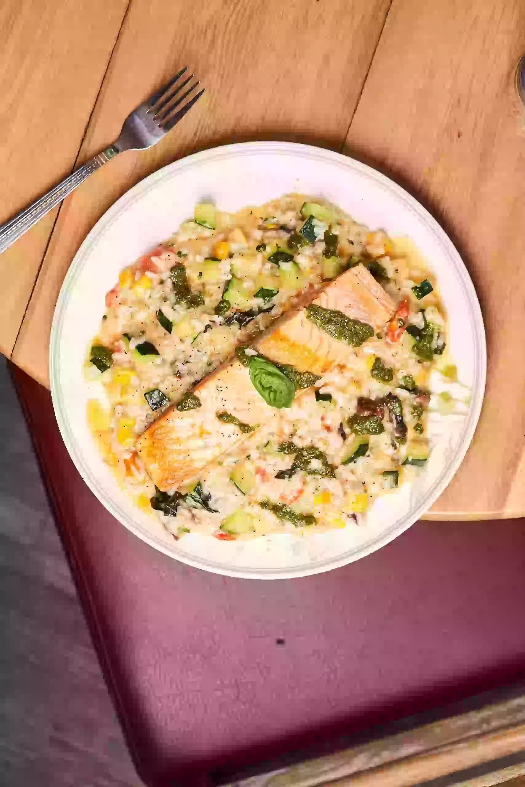 Salmón a la plancha sobre risotto cremoso