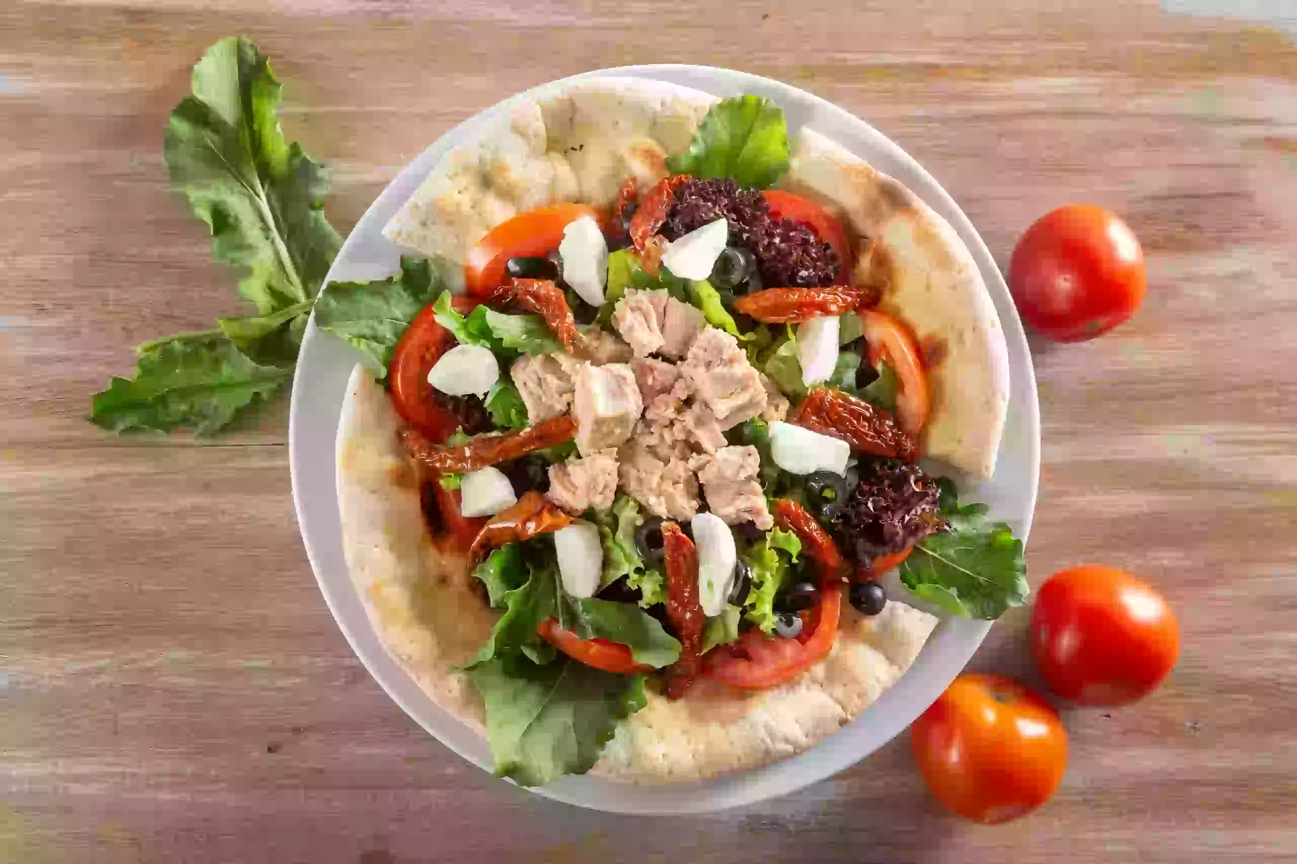 Ensalada mediterránea con atún y queso de búfala