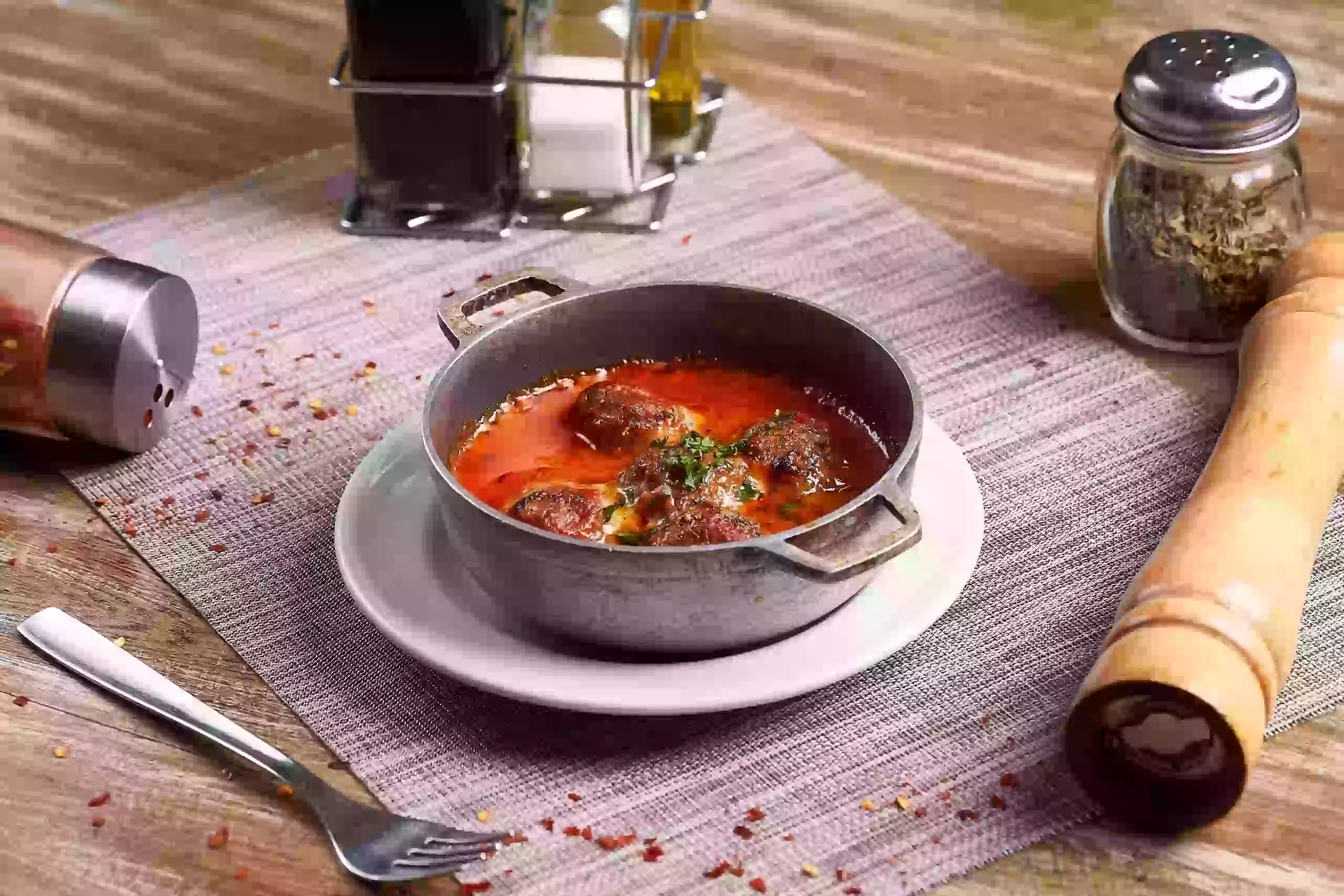 Polpette alla napoletana con salsa de tomate y queso derretido en Laureles, Medellín