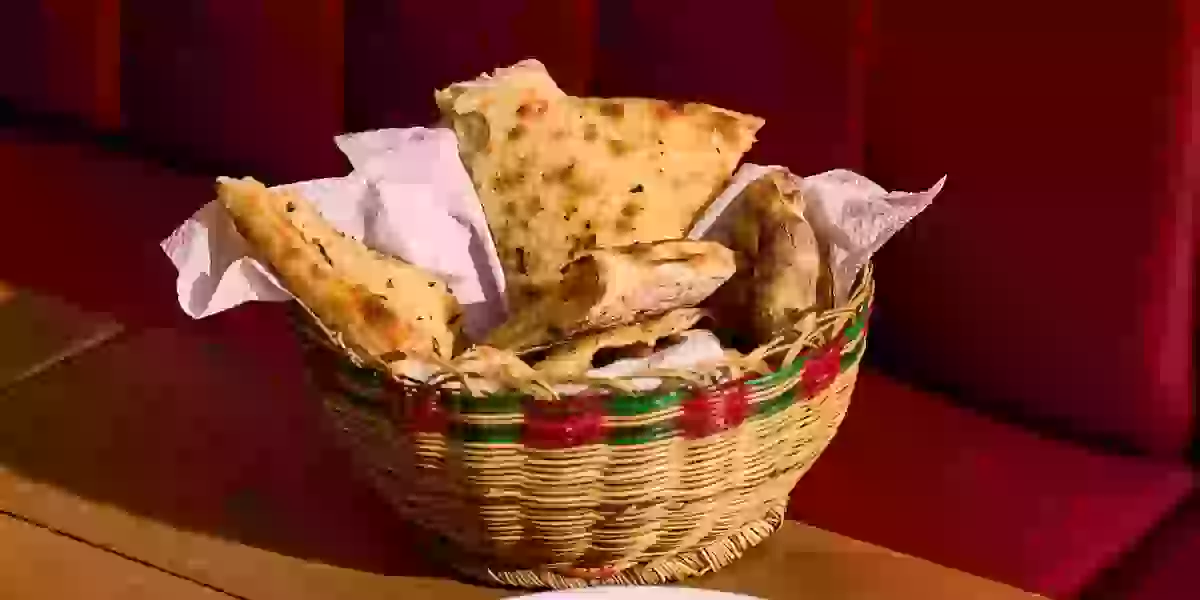 Focaccia della Casa recién horneada con aceite de oliva y reducción de balsámico
