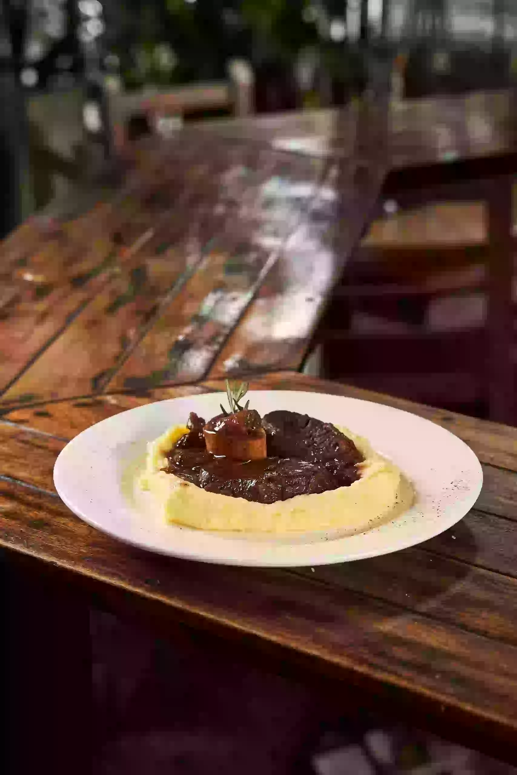 Ossobuco de res al vino tinto sobre puré de papas