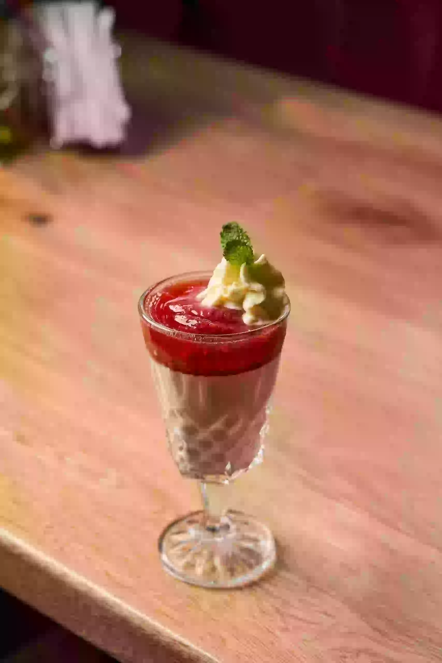Panna cotta con salsa de frutos rojos en Laureles, Medellín