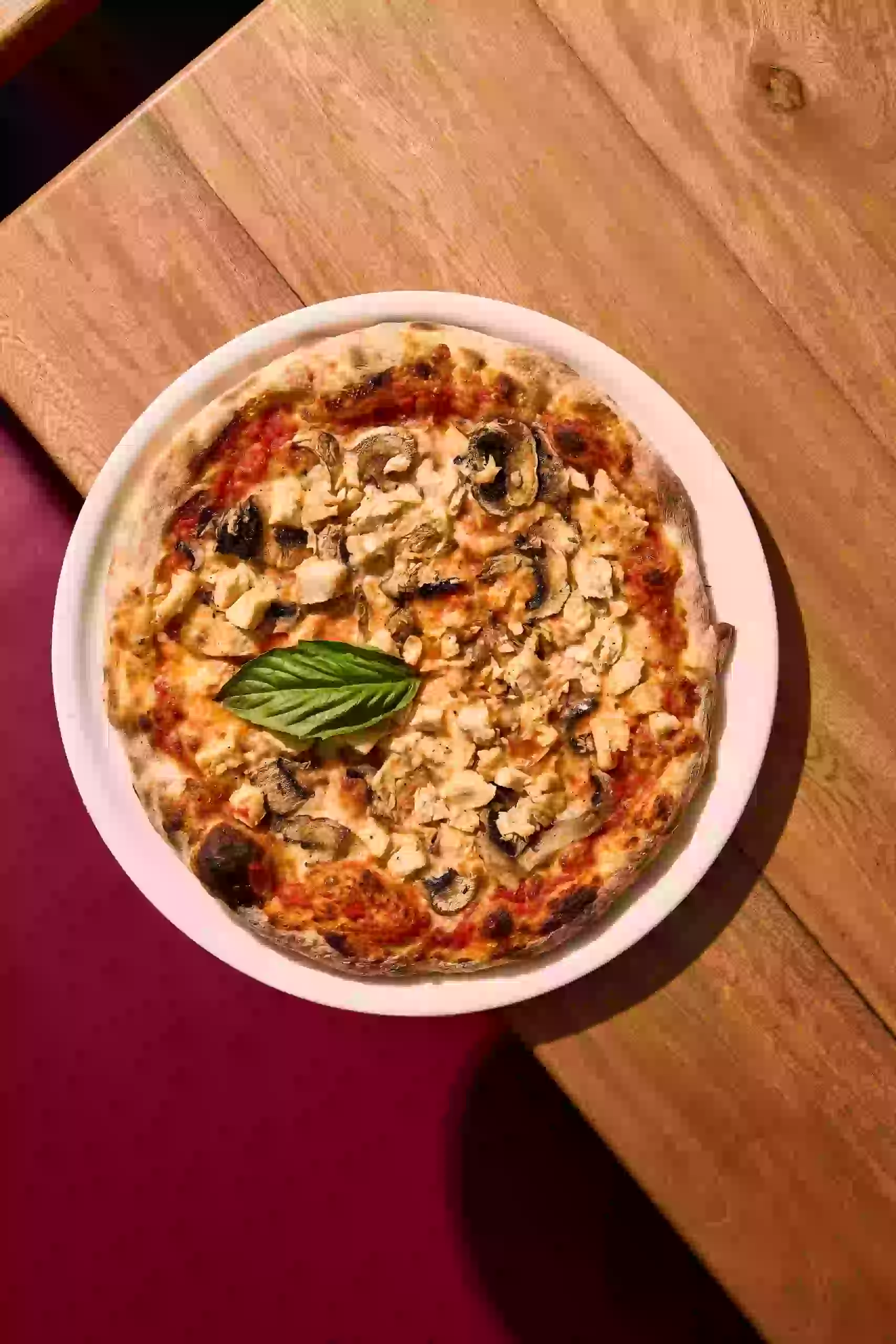 Pizza de pollo y champiñones frescos