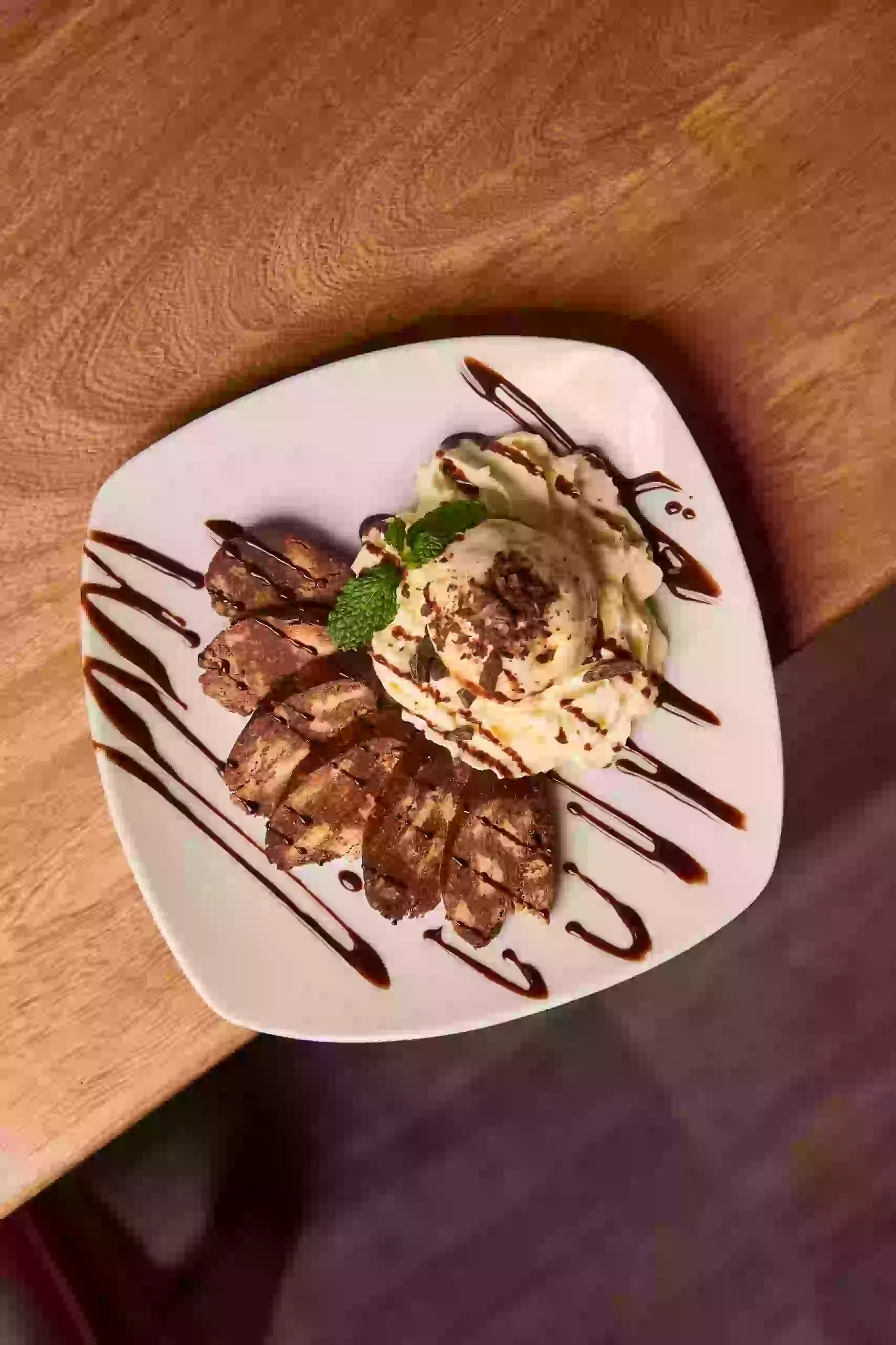 Salame al cioccolato con helado artesanal en Laureles, Medellín