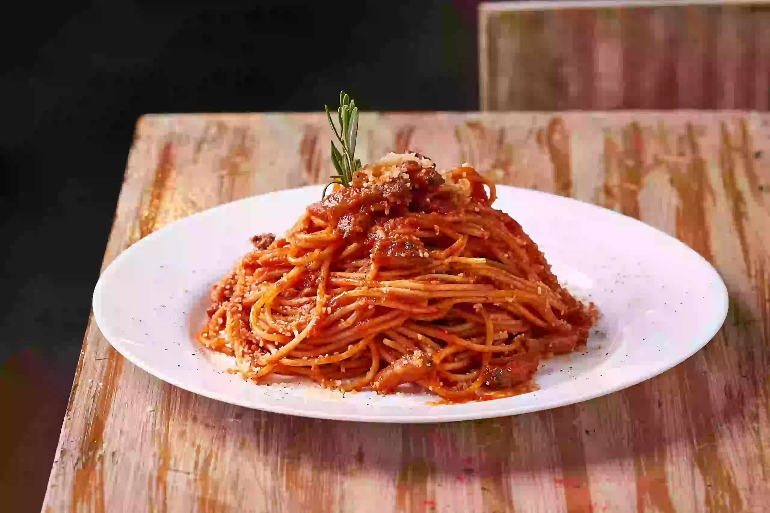 Spaghetti all'Amatriciana con guanciale de producción propia