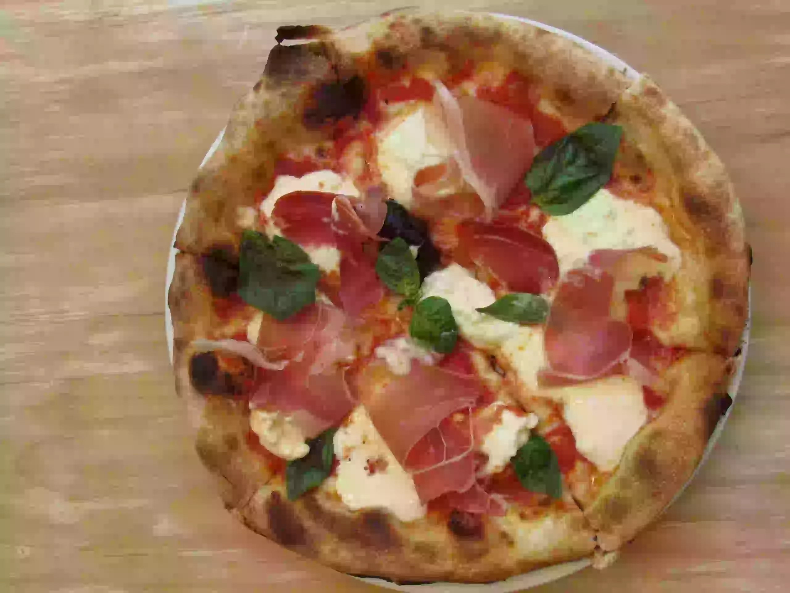 Pizza con jamón serrano curado en casa y burrata stracciatella