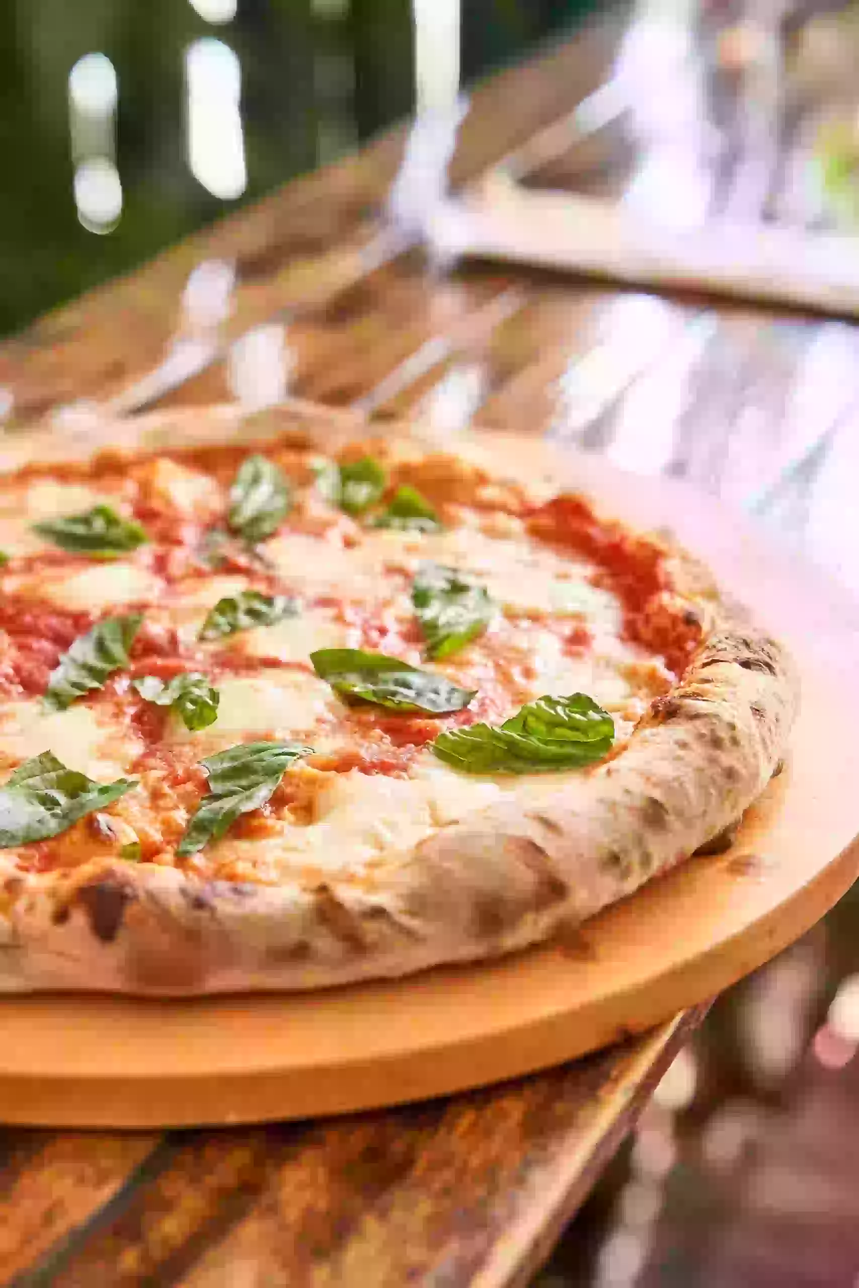 Pizza Margherita de masa fina y crujiente en Pane e Pomodoro, Laureles